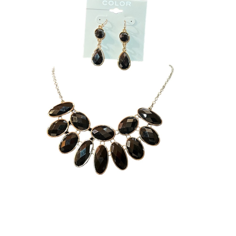 Black and gold necklace with earrings